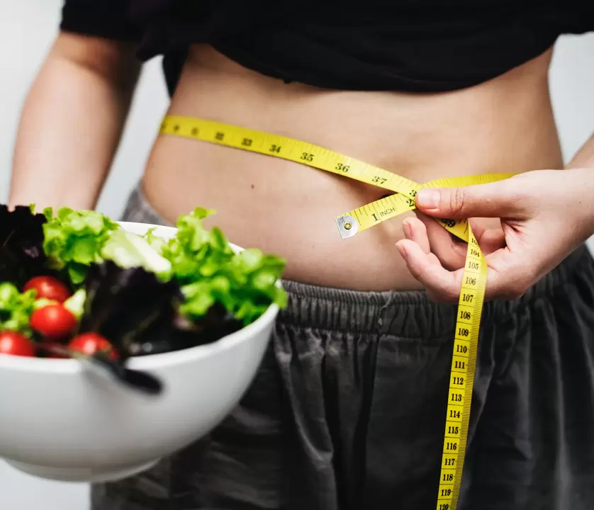 מדידת מותניים במהלך ירידה במשקל למשך חודש