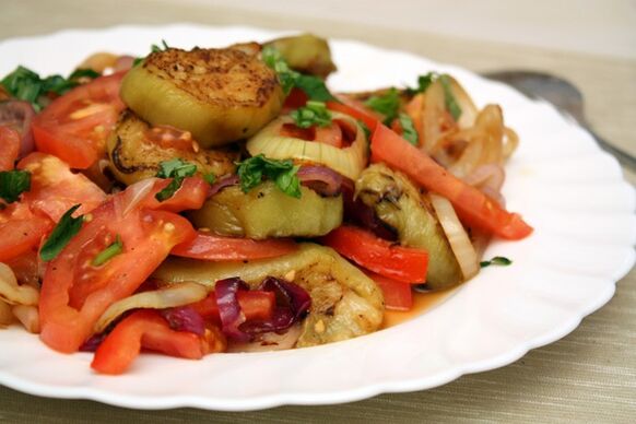 דיאטת מגי כוללת סלט בריא של ירקות וחצילים מבושלים. 