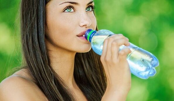 כדי לרדת במשקל ביעילות, אתה צריך לשתות מספיק מים. 