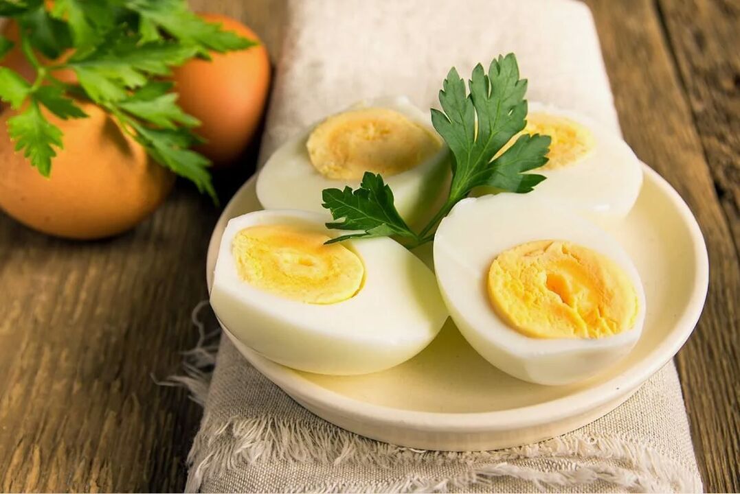 ביצים מבושלות לארוחת בוקר